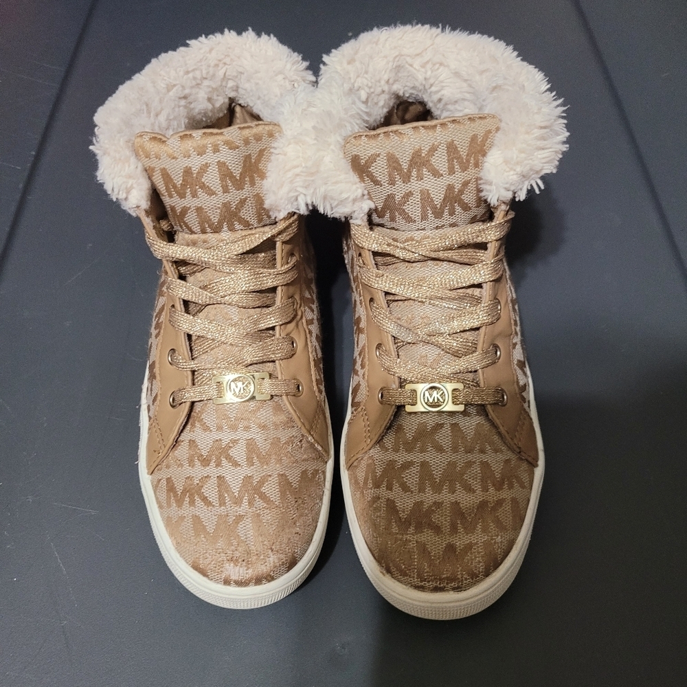 Micheal Kors big kids MK sneakers with fur Size 4